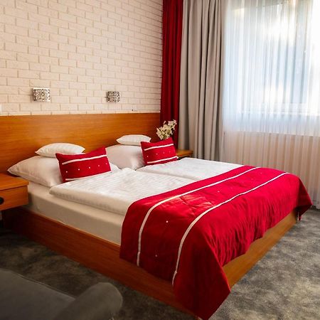 Motel 2000 Steszew Bagian luar foto