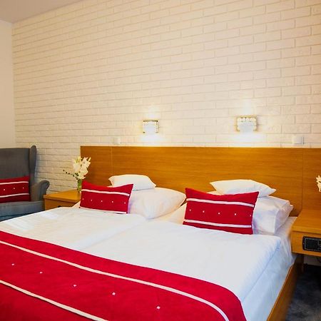 Motel 2000 Steszew Bagian luar foto