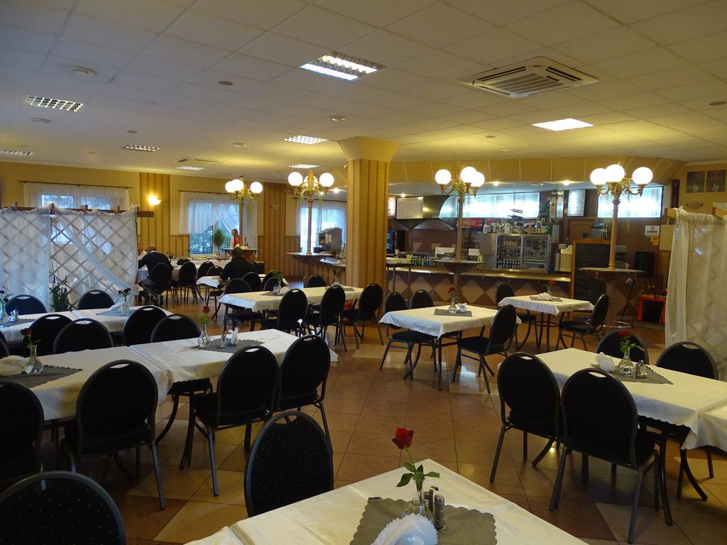 Motel 2000 Steszew Bagian luar foto