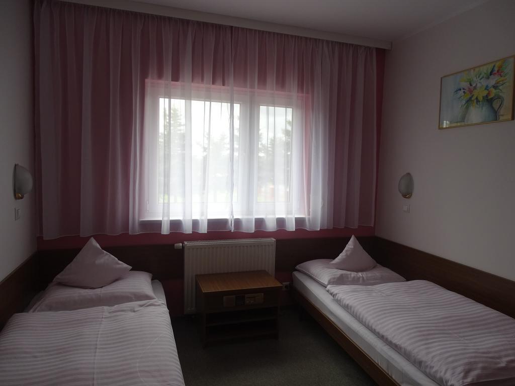 Motel 2000 Steszew Bagian luar foto