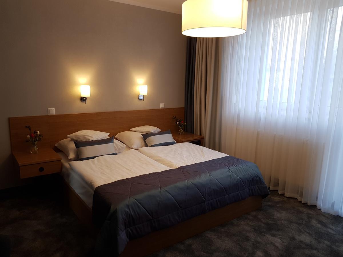 Motel 2000 Steszew Bagian luar foto